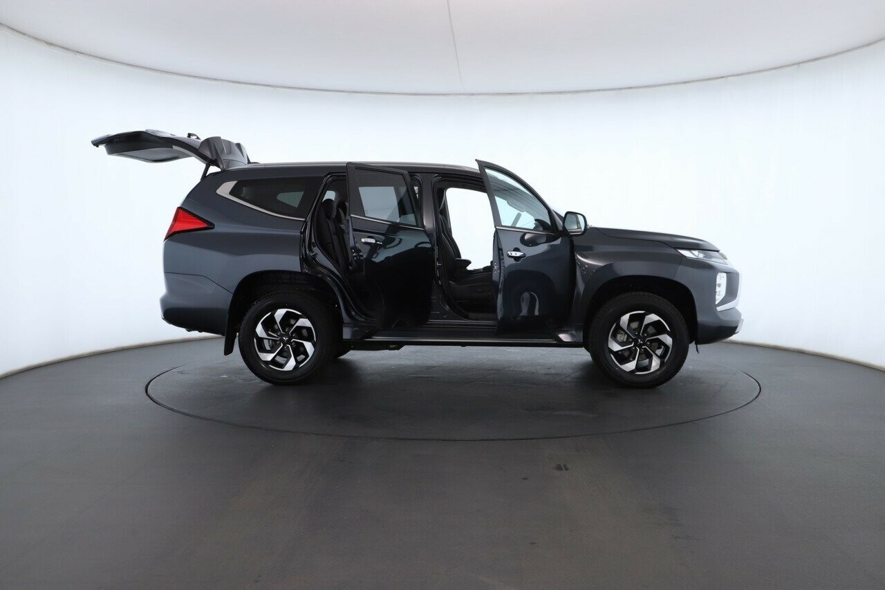 Mitsubishi Pajero Sport image 2