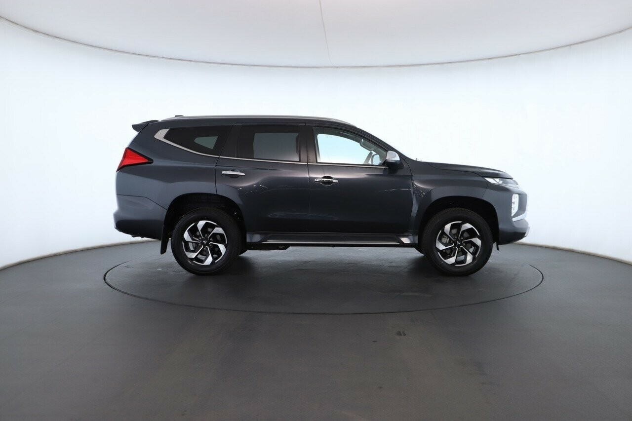 Mitsubishi Pajero Sport image 3