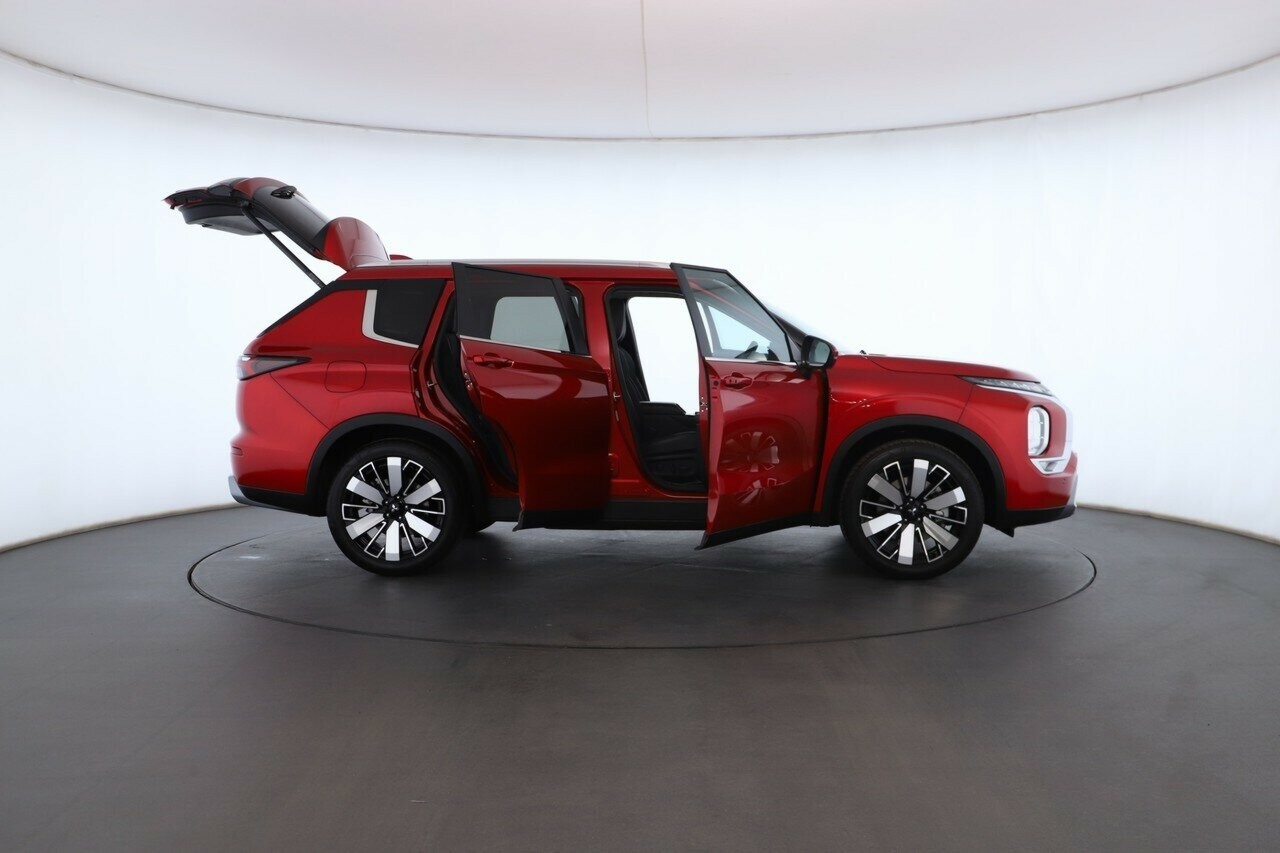 Mitsubishi Outlander image 2