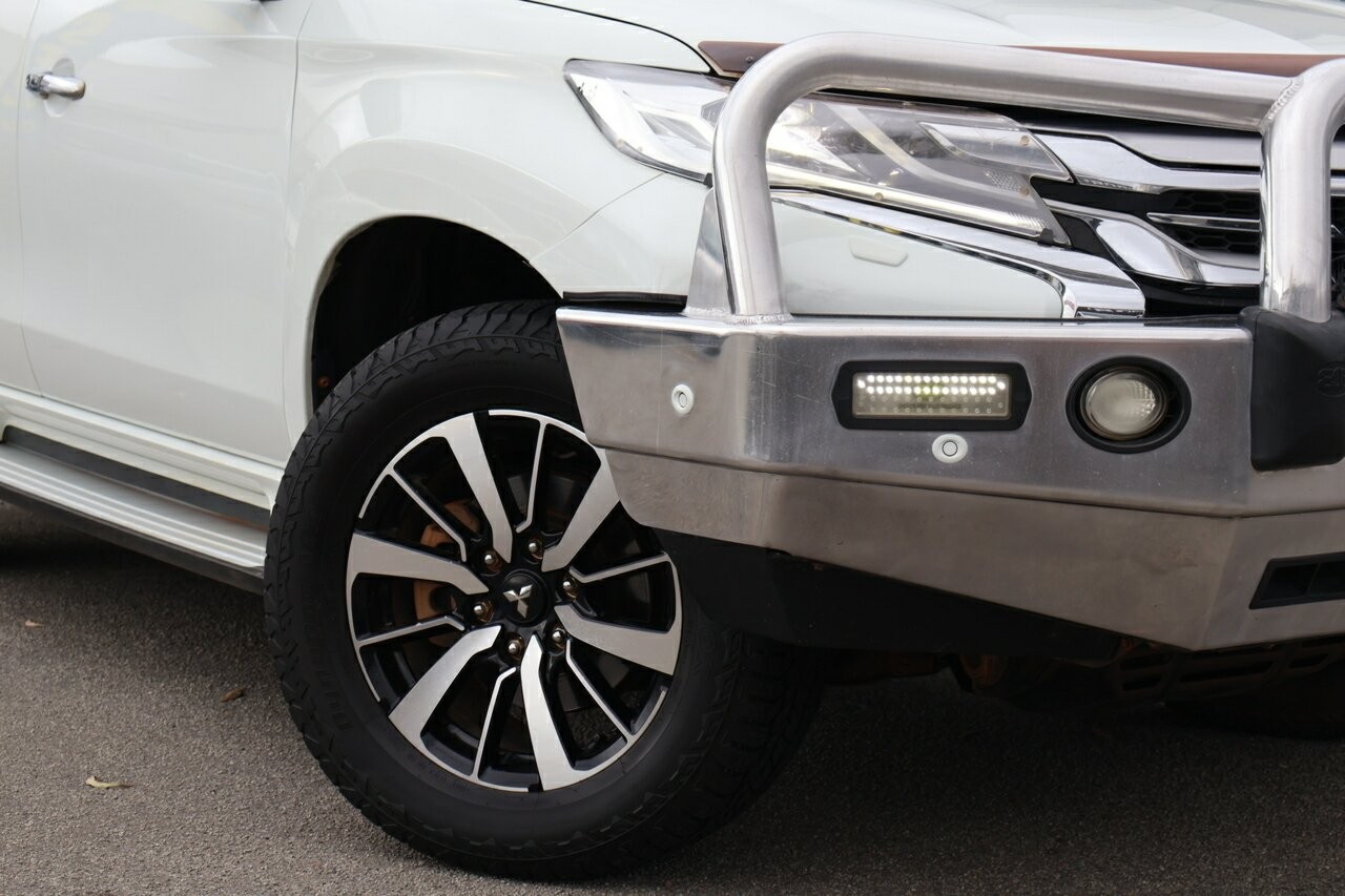 Mitsubishi Pajero Sport image 2