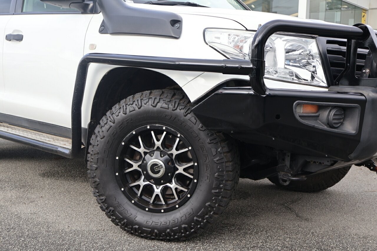 Toyota Landcruiser image 2
