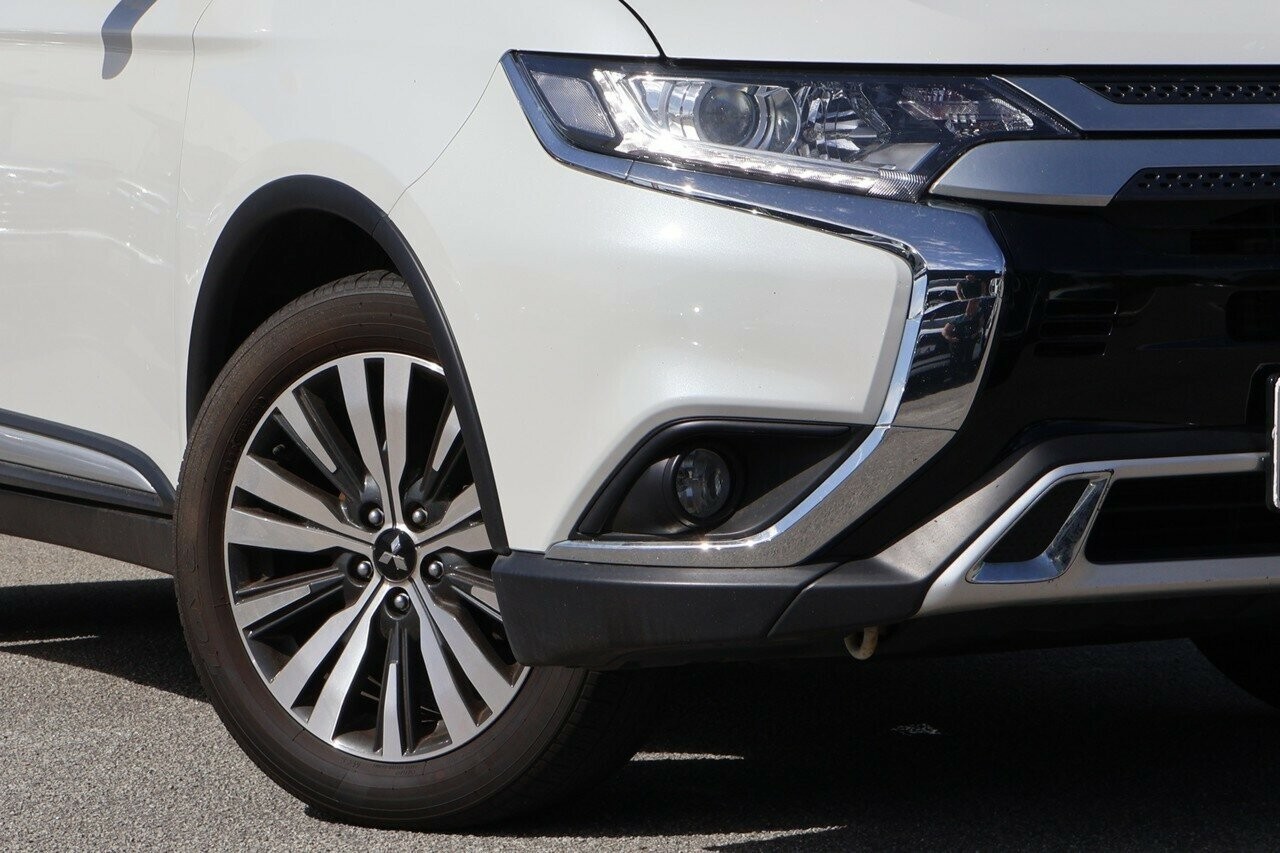 Mitsubishi Outlander image 2