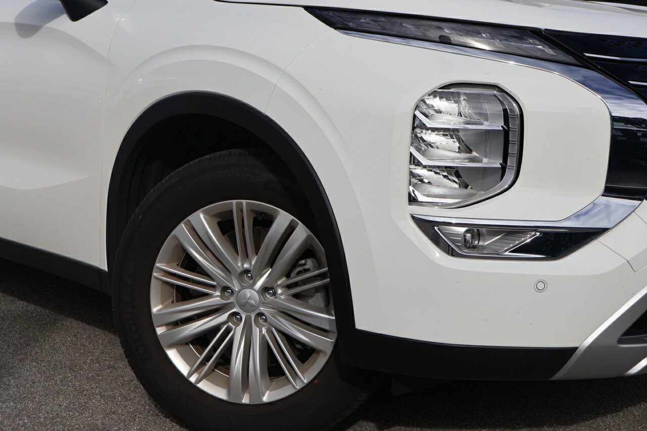 Mitsubishi Outlander image 2