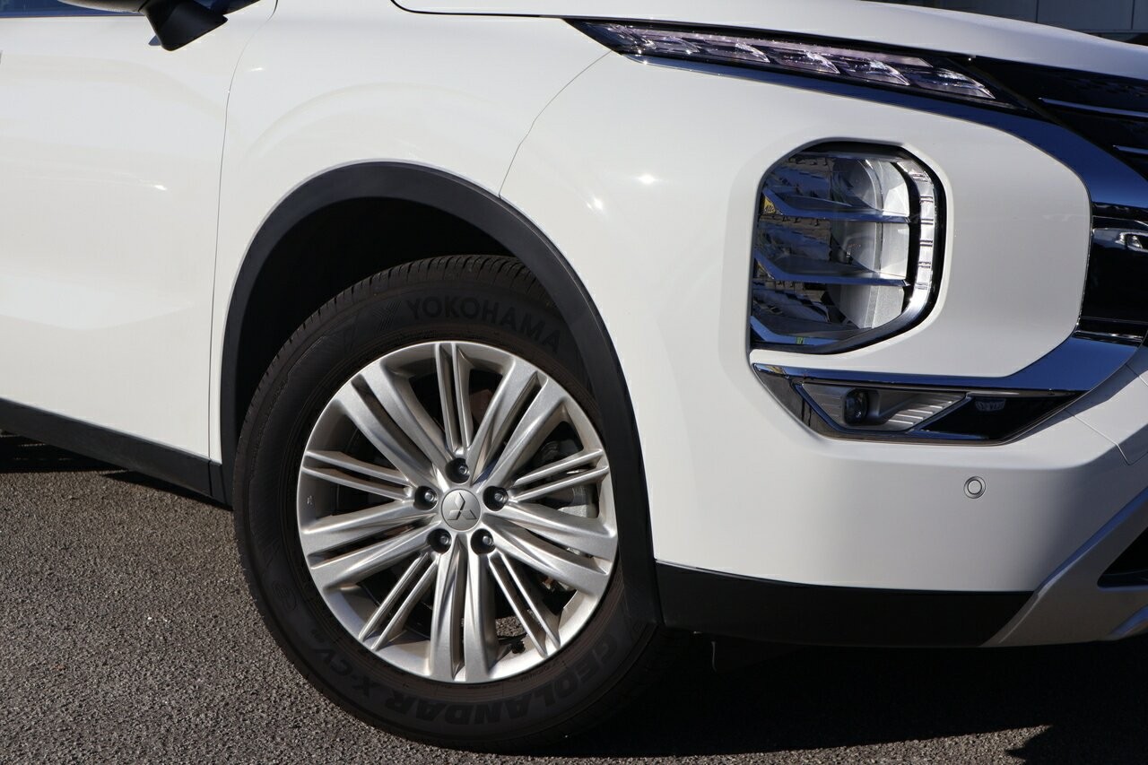 Mitsubishi Outlander image 2