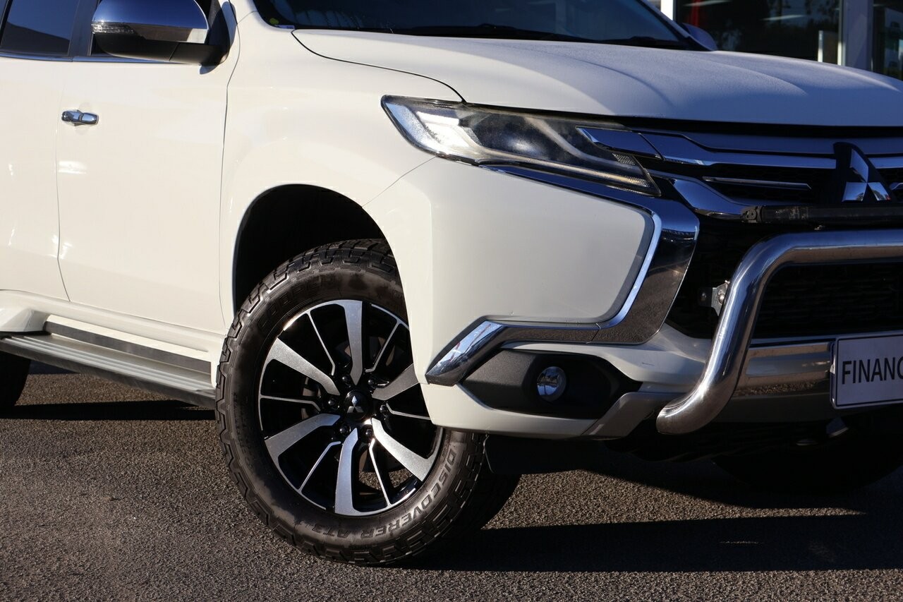 Mitsubishi Pajero Sport image 2