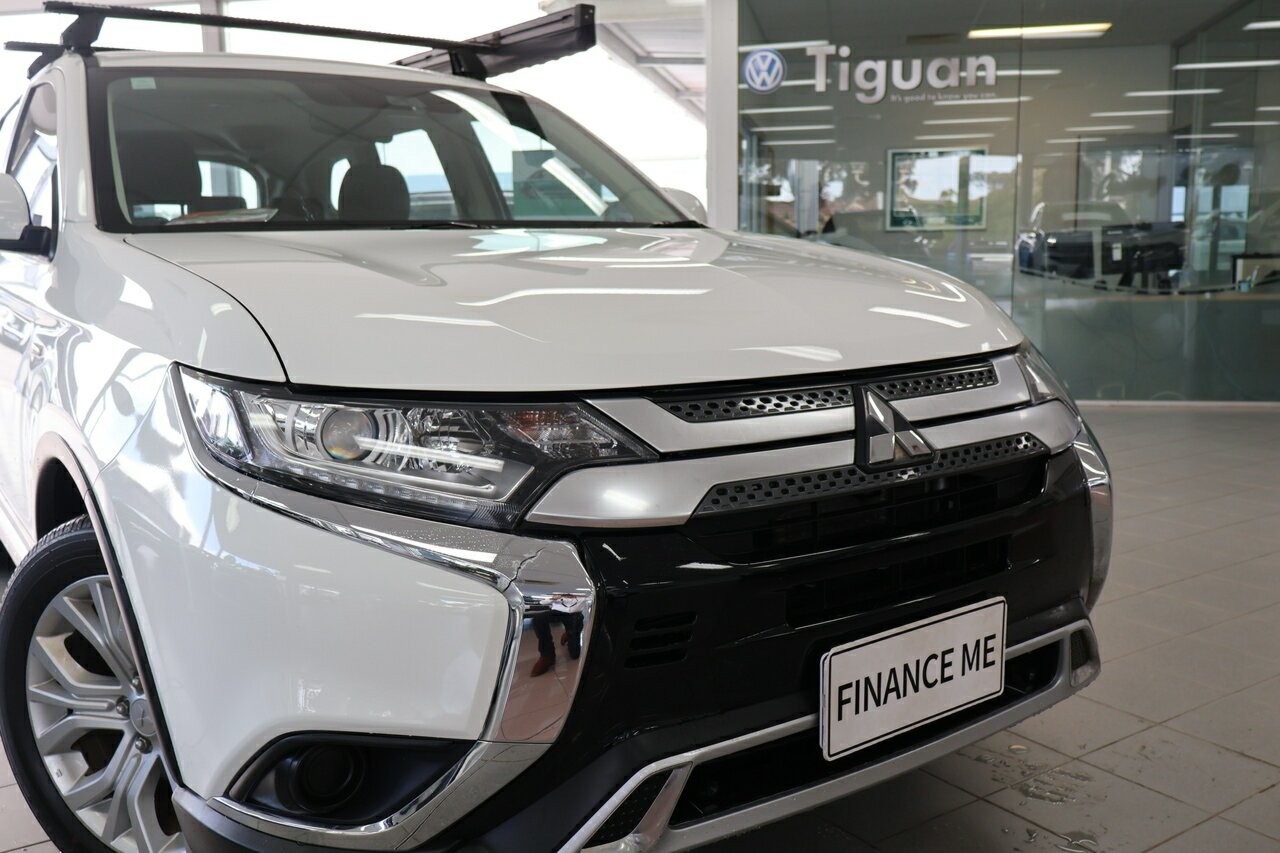 Mitsubishi Outlander image 2