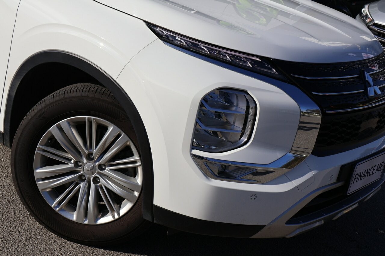 Mitsubishi Outlander image 2