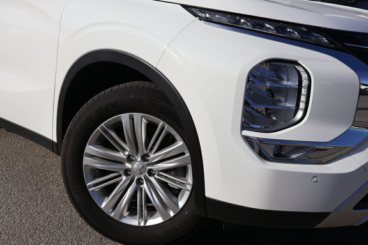 Mitsubishi Outlander image 2