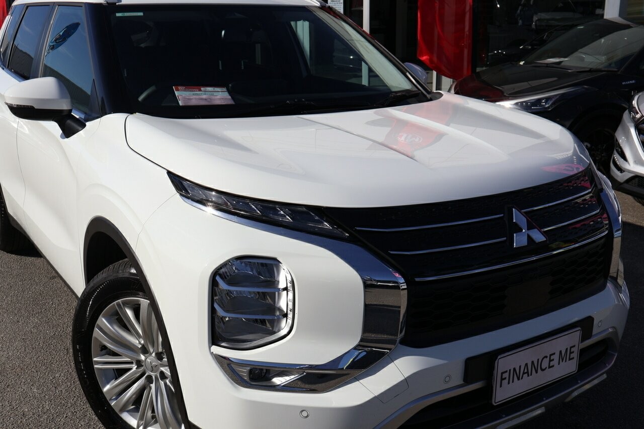 Mitsubishi Outlander image 2