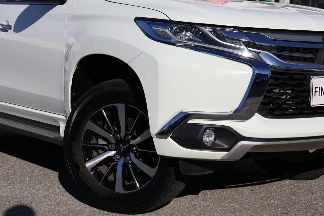 Mitsubishi Pajero Sport image 2