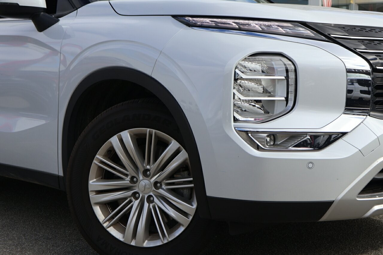 Mitsubishi Outlander image 2