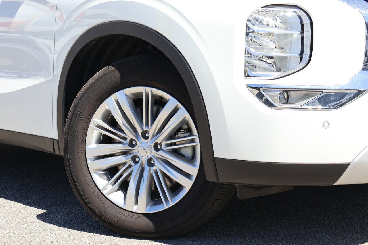 Mitsubishi Outlander image 2