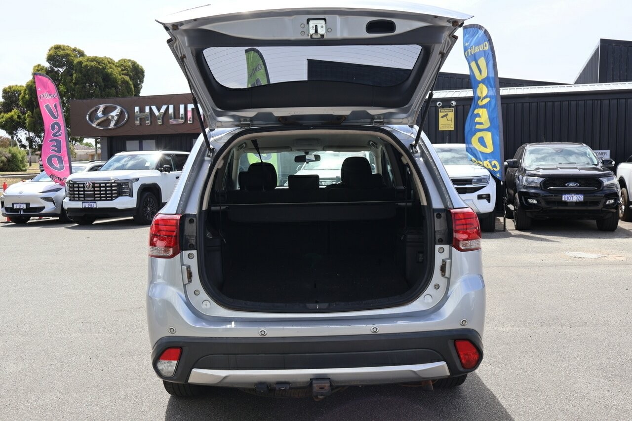 Mitsubishi Outlander image 2