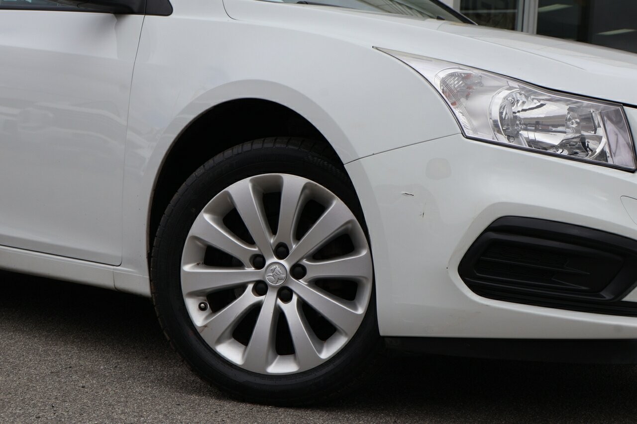 Holden Cruze image 2