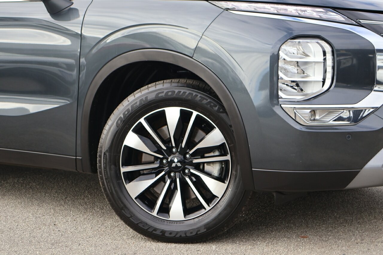 Mitsubishi Outlander image 2