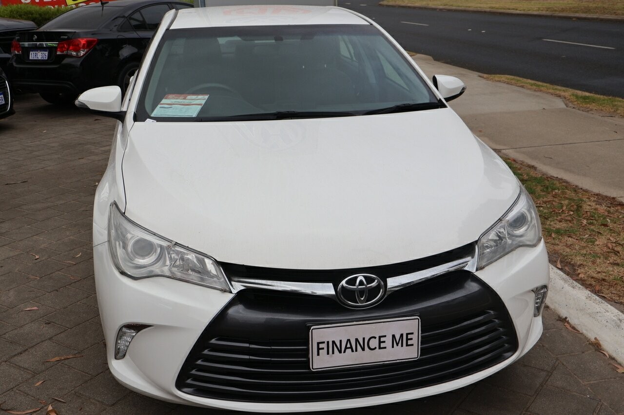 Toyota Camry image 2