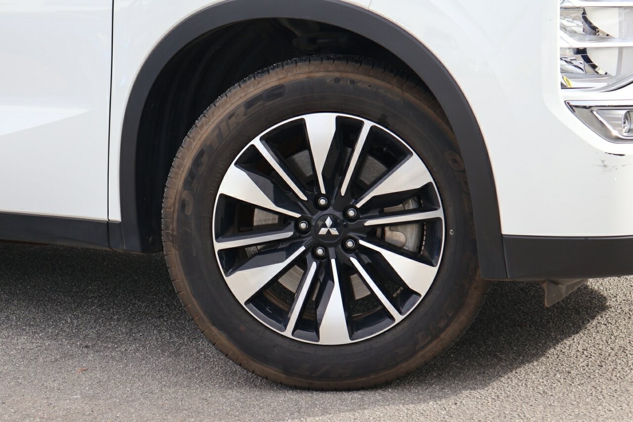 Mitsubishi Outlander image 2