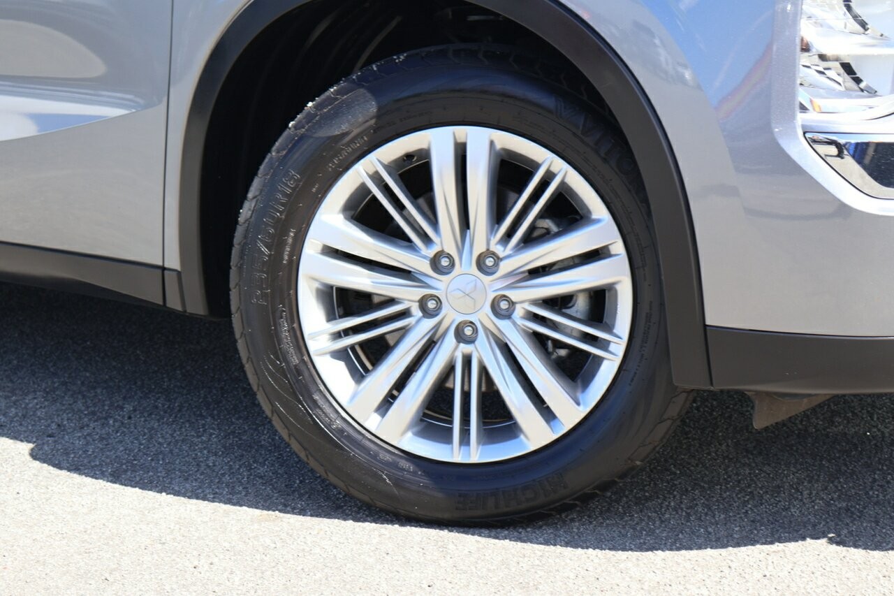 Mitsubishi Outlander image 2