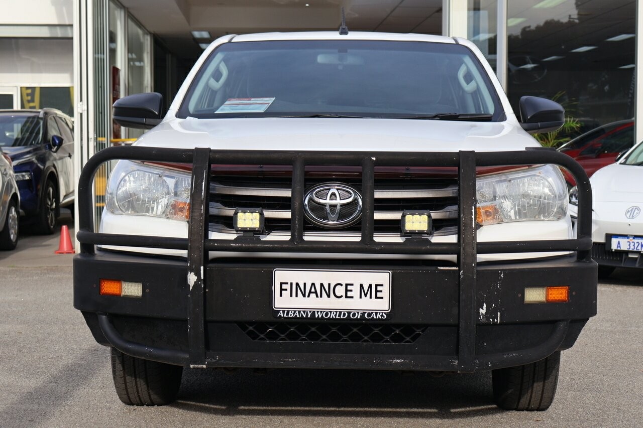 Toyota Hilux image 2