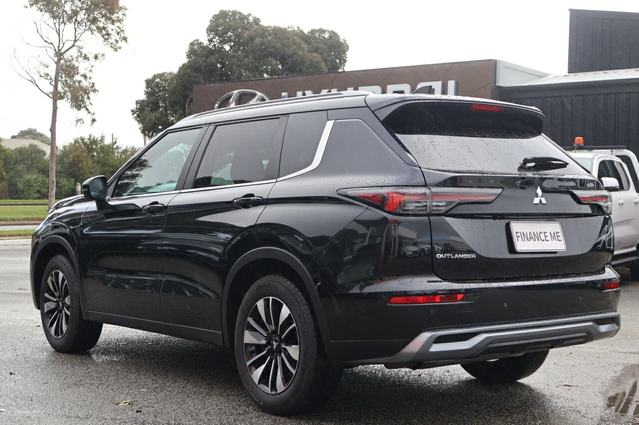 Mitsubishi Outlander image 4