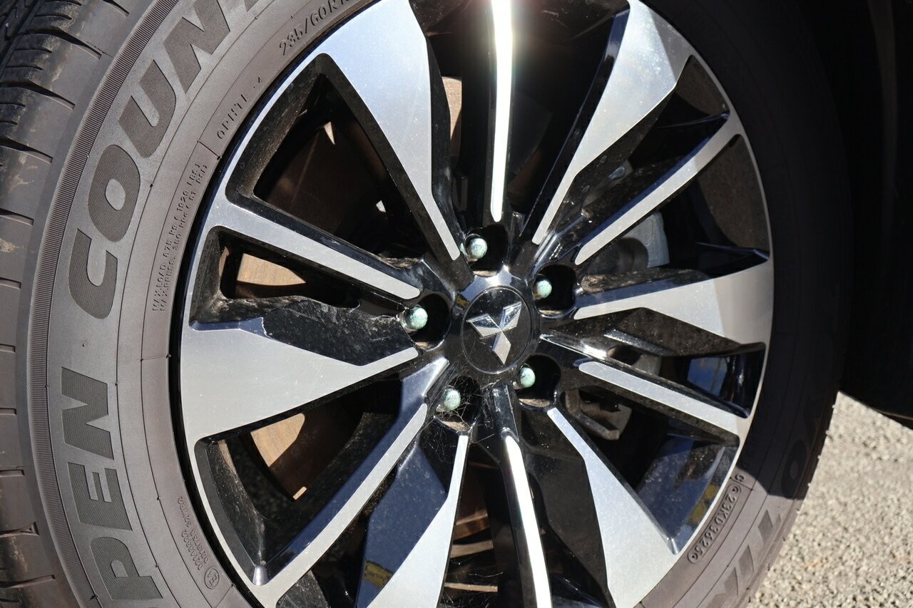 Mitsubishi Outlander image 2