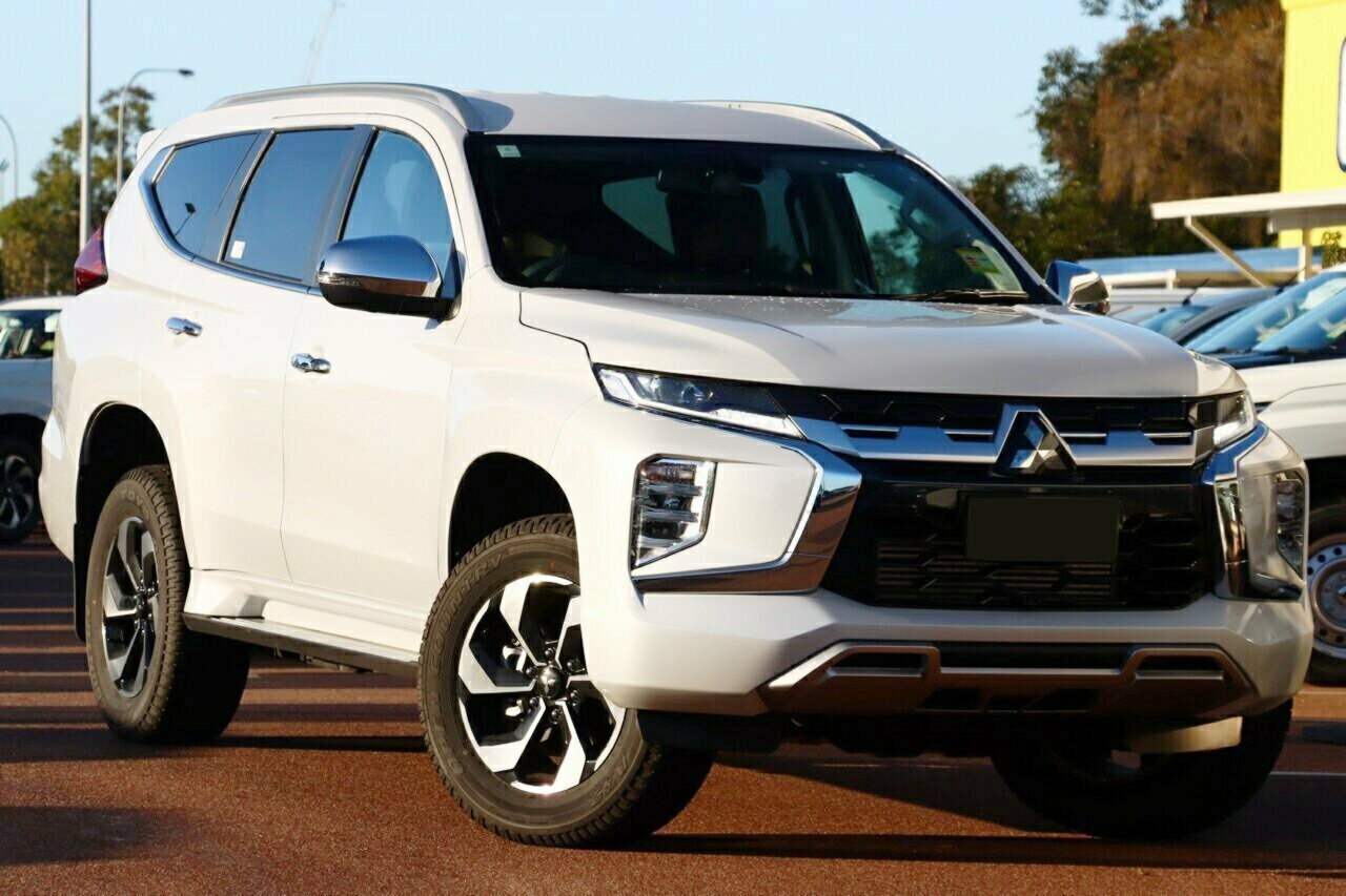 Mitsubishi Pajero Sport image 1