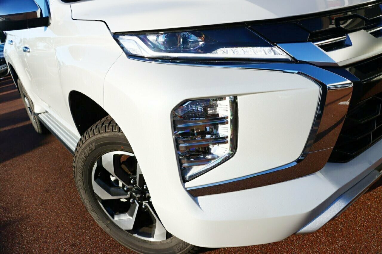 Mitsubishi Pajero Sport image 2