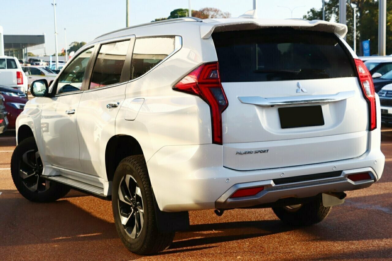 Mitsubishi Pajero Sport image 3