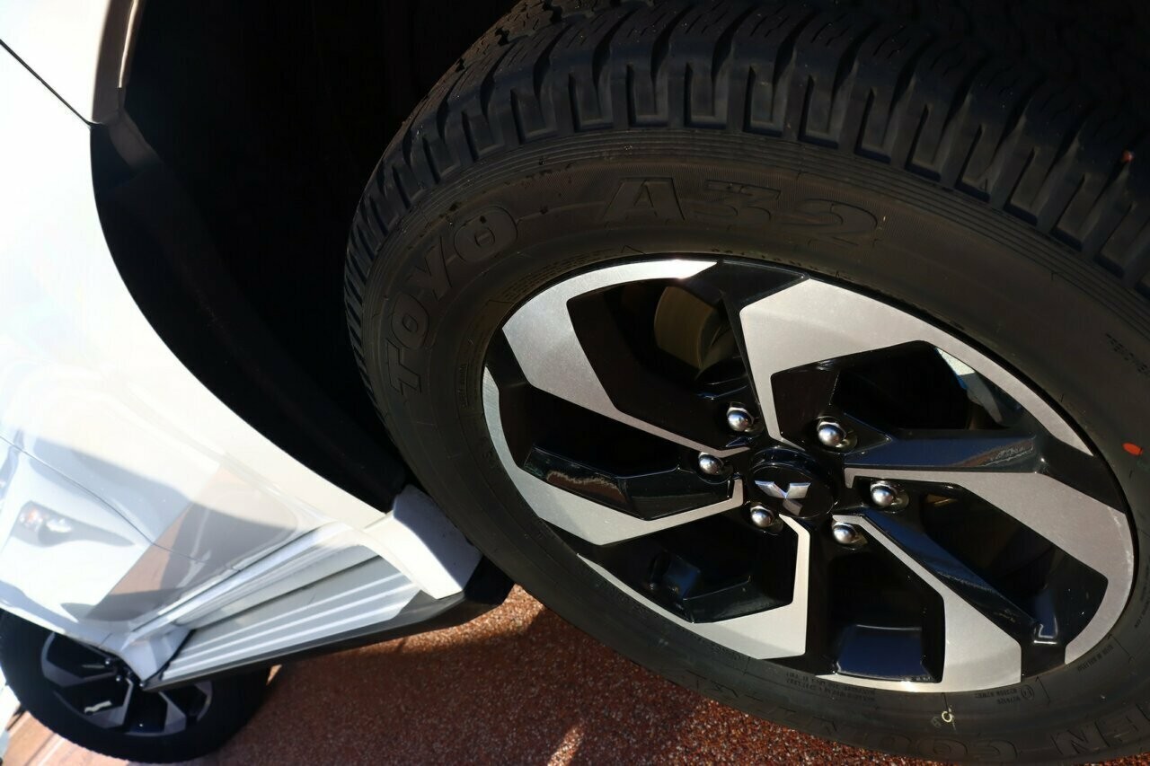 Mitsubishi Pajero Sport image 4