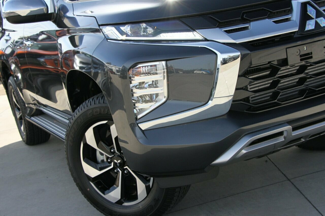 Mitsubishi Pajero Sport image 2
