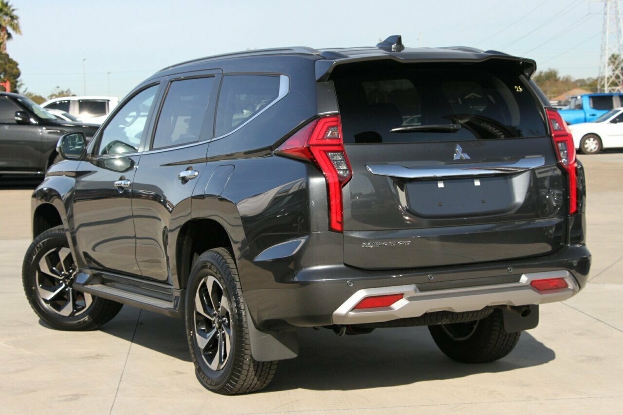 Mitsubishi Pajero Sport image 3