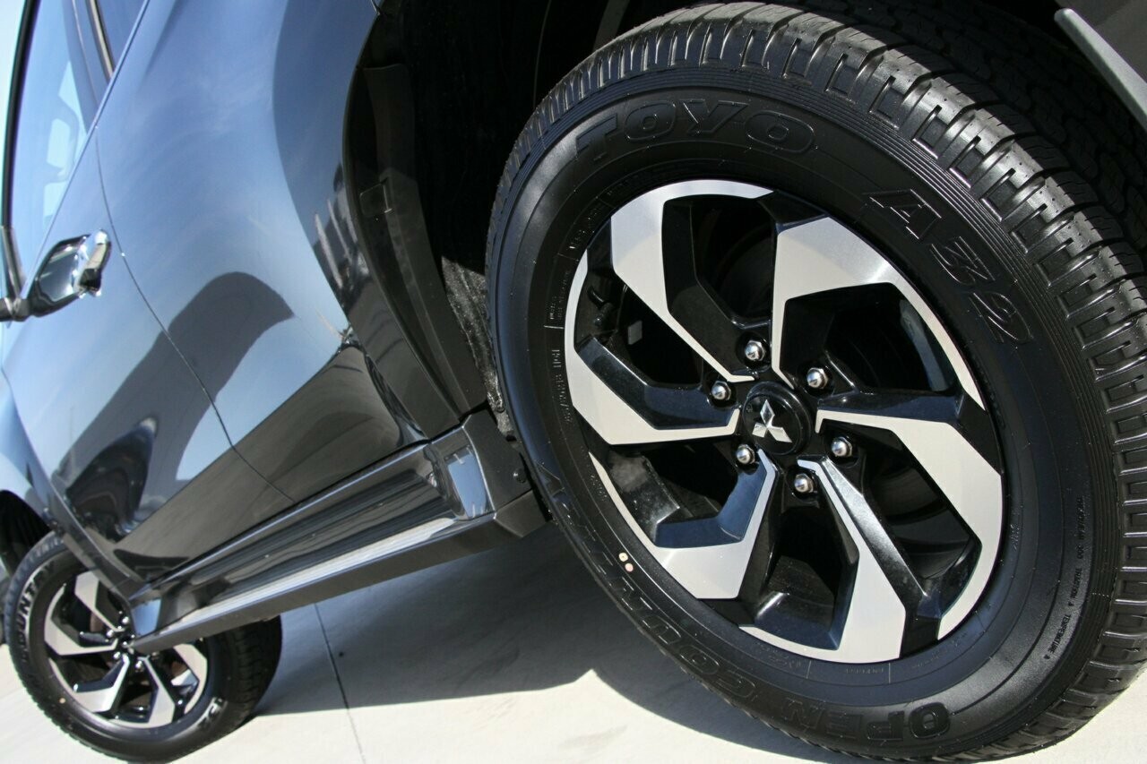 Mitsubishi Pajero Sport image 4