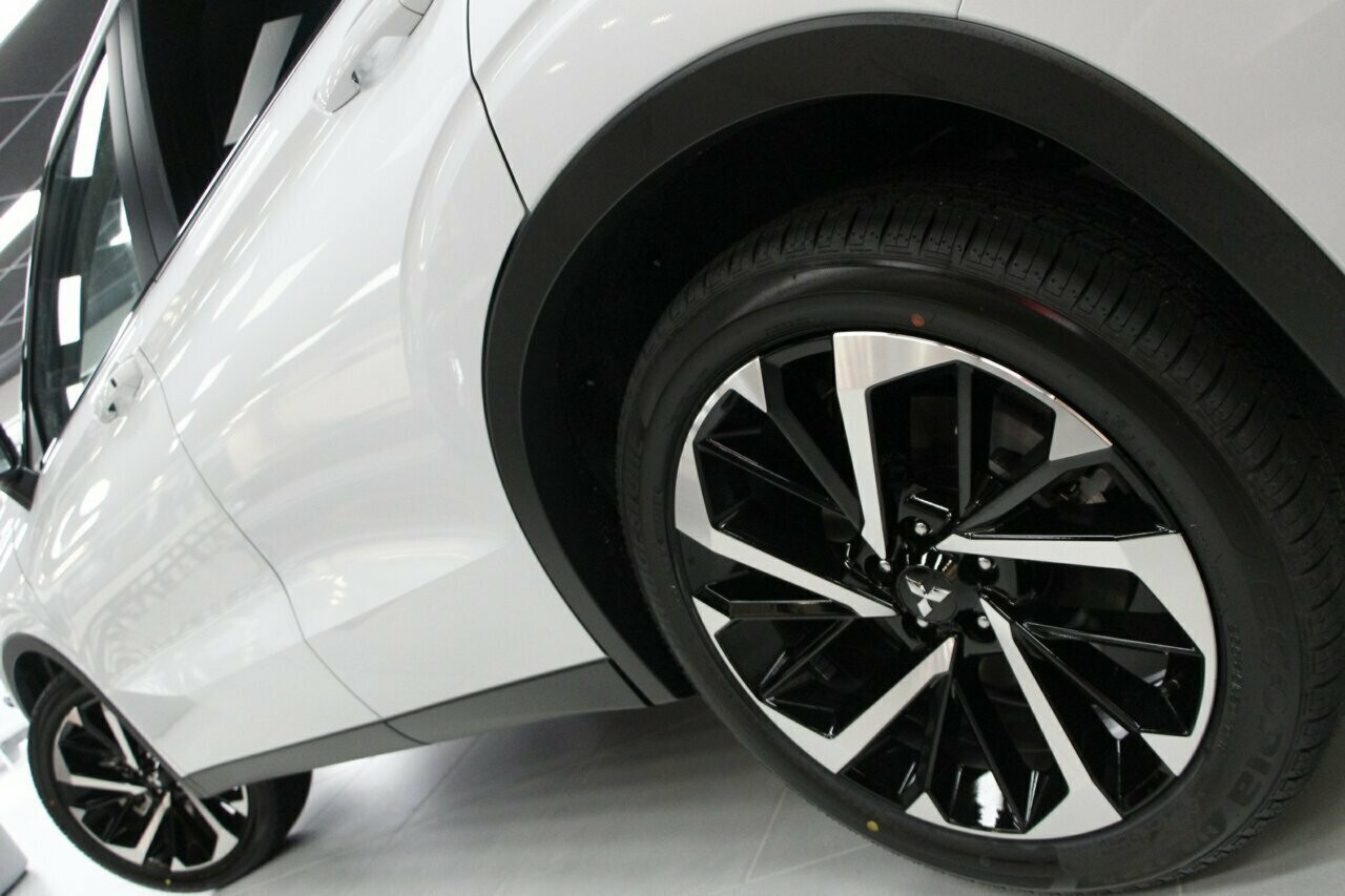 Mitsubishi Outlander image 4
