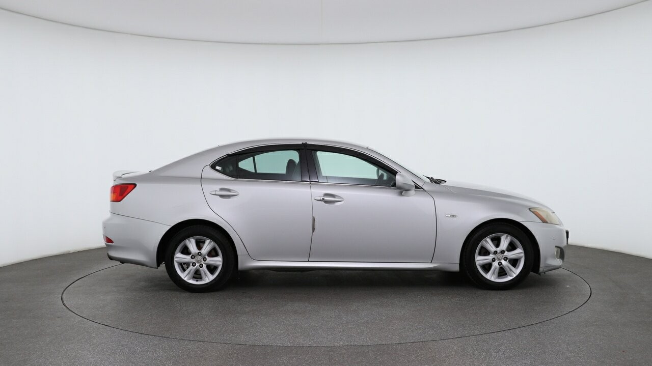 Lexus Is image 3