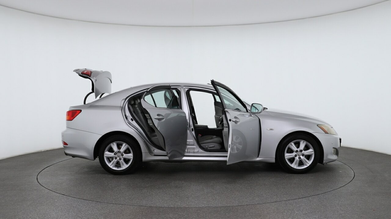 Lexus Is image 4