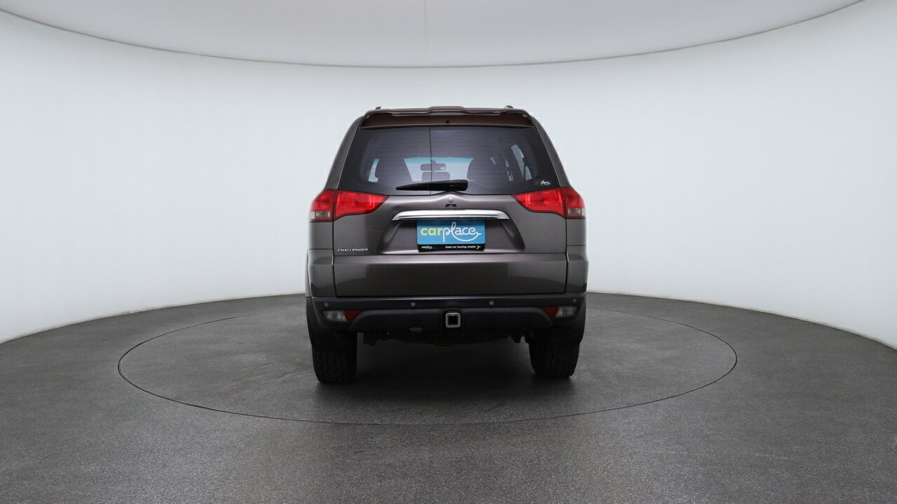 Mitsubishi Challenger image 3