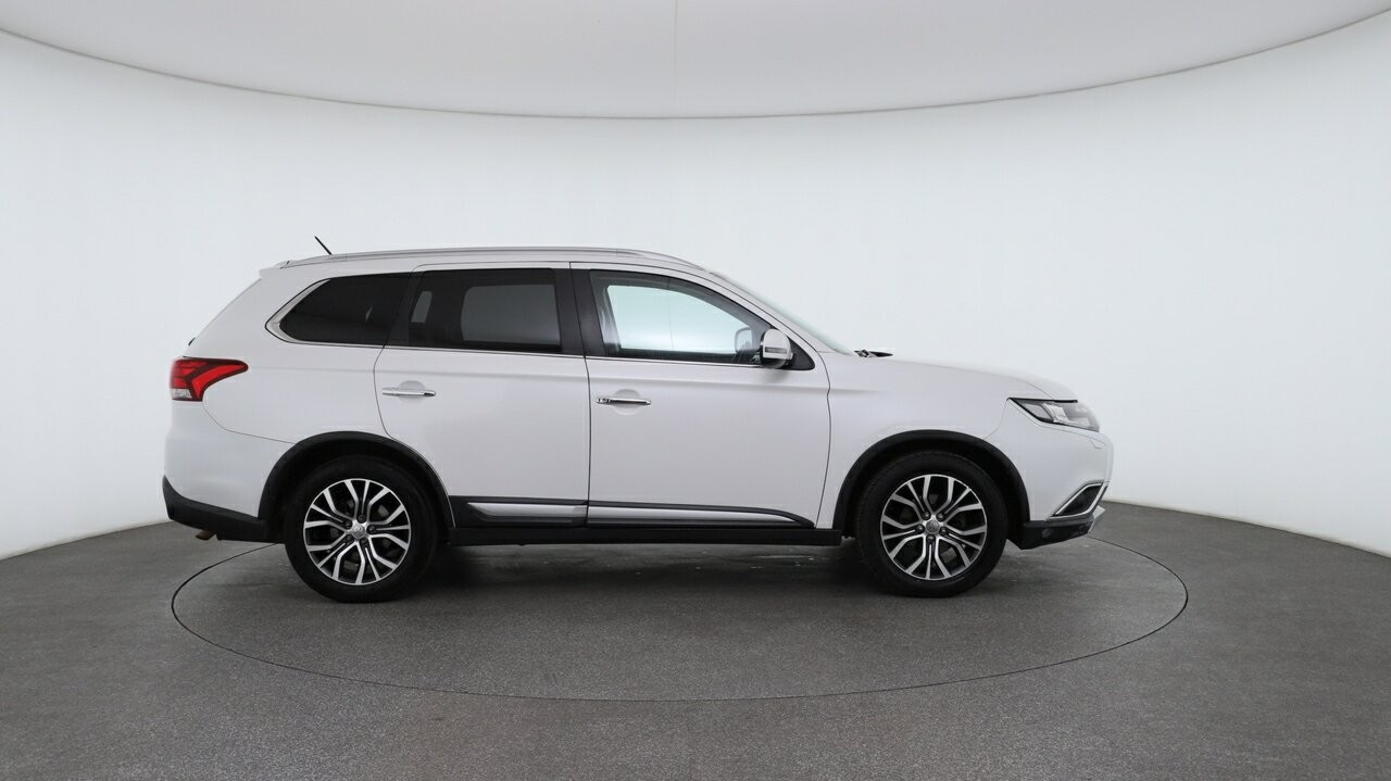 Mitsubishi Outlander image 3