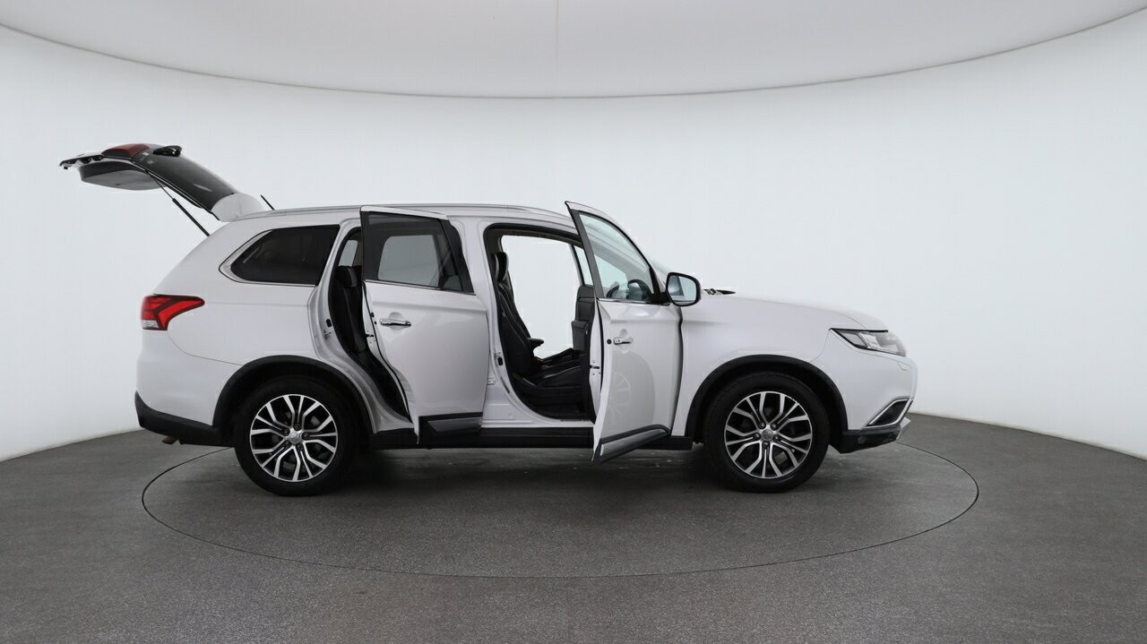 Mitsubishi Outlander image 4