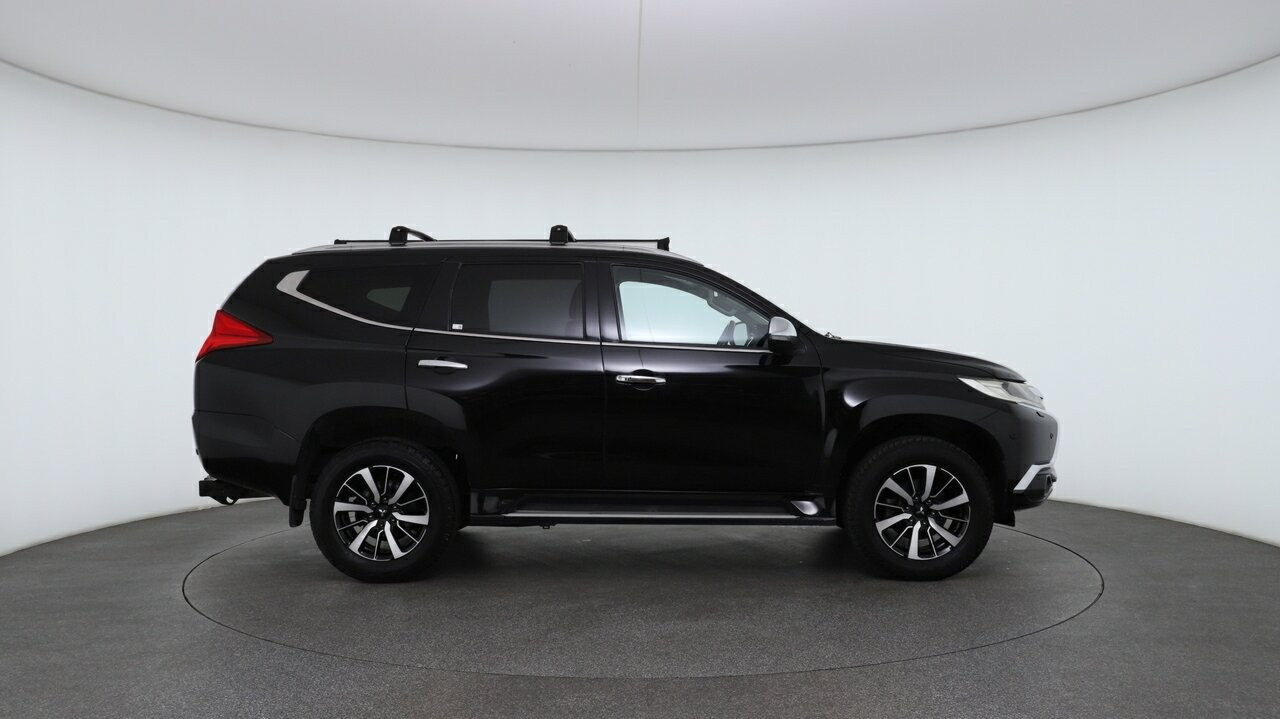 Mitsubishi Pajero Sport image 3