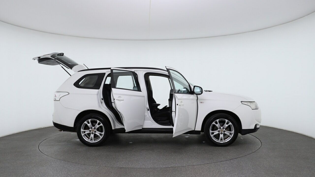 Mitsubishi Outlander image 4