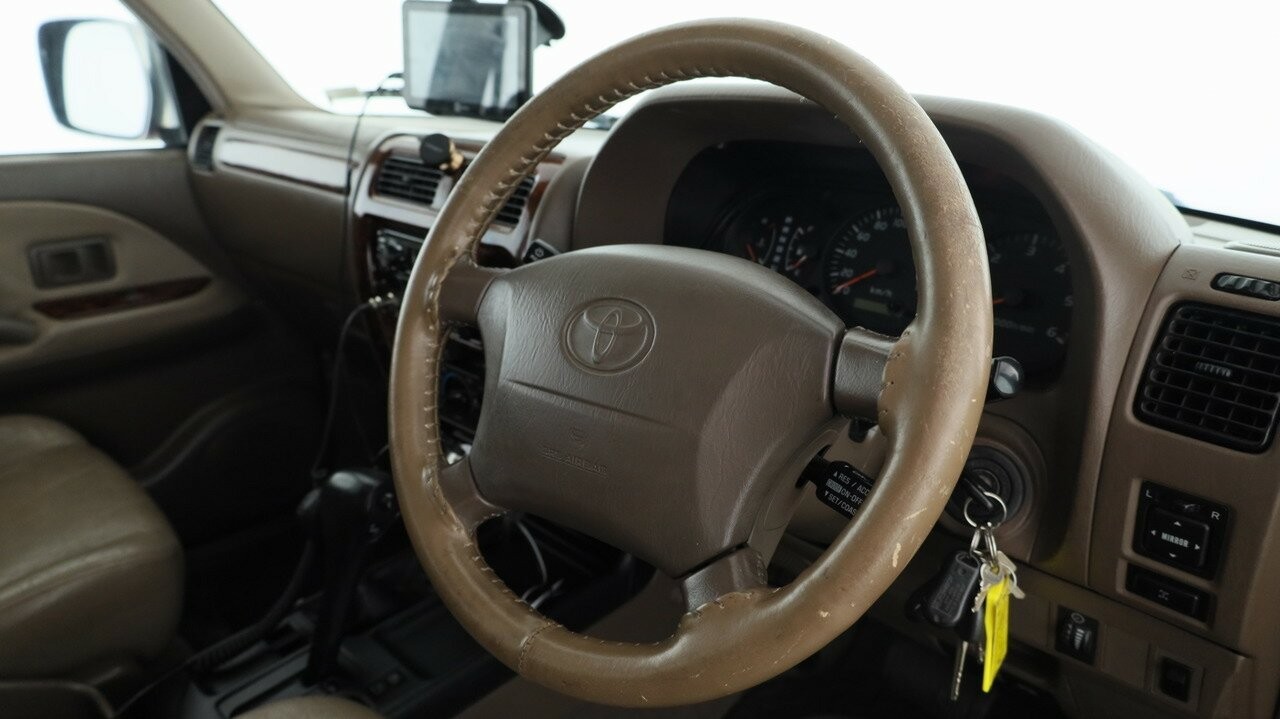 Toyota Landcruiser Prado image 4