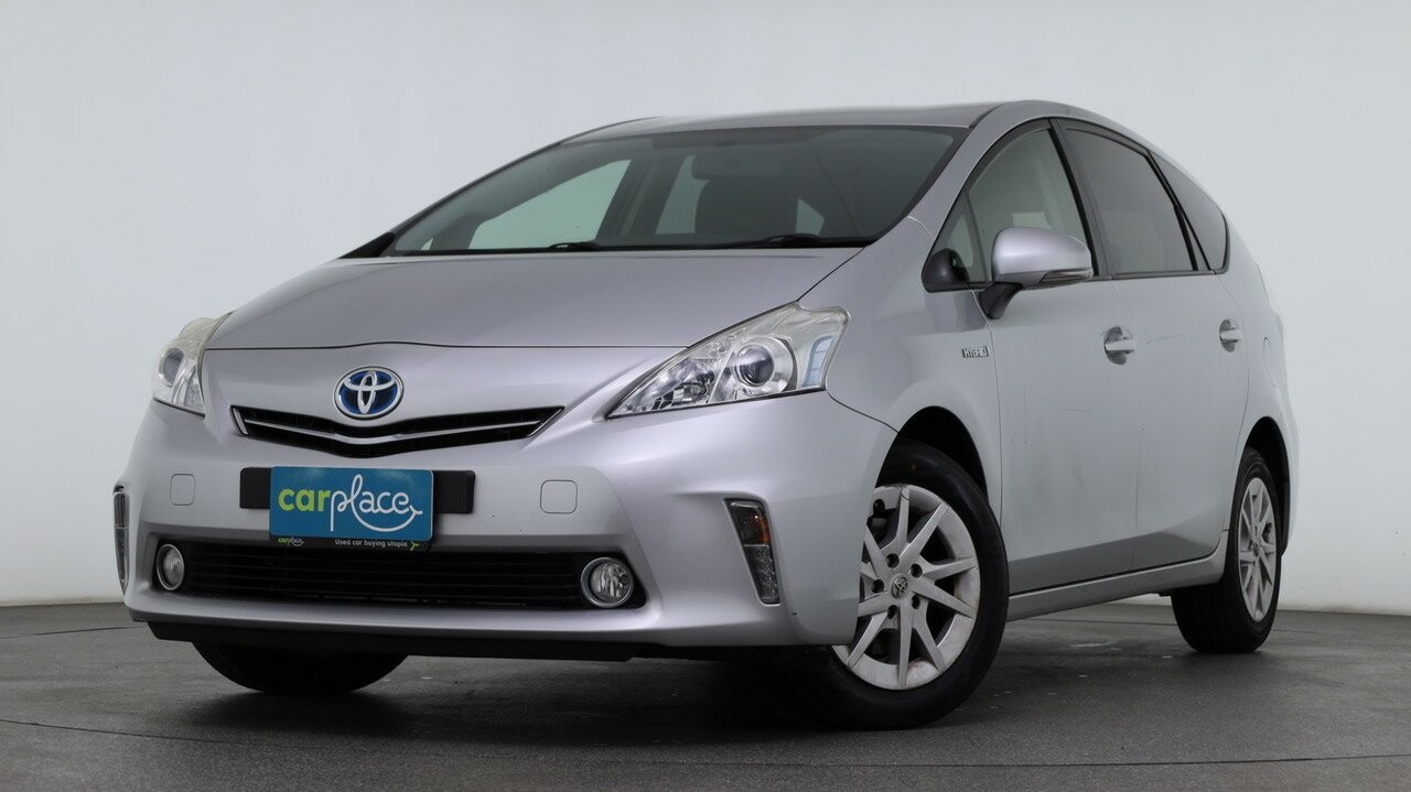 Toyota Prius V image 1