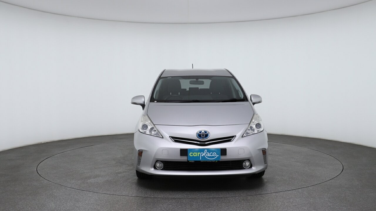 Toyota Prius V image 2