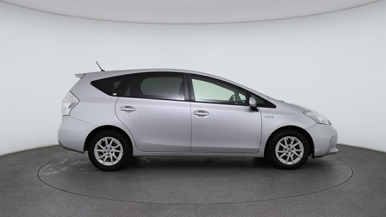 Toyota Prius V image 3