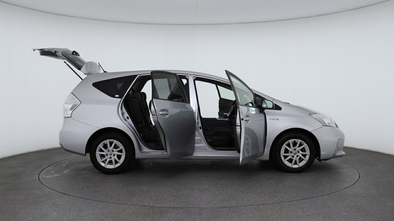 Toyota Prius V image 4