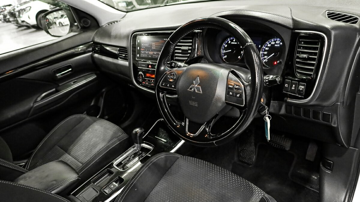 Mitsubishi Outlander image 4