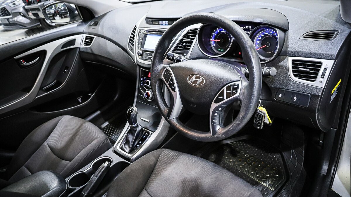 Hyundai Elantra image 4