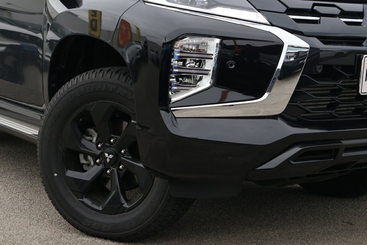 Mitsubishi Pajero Sport image 2