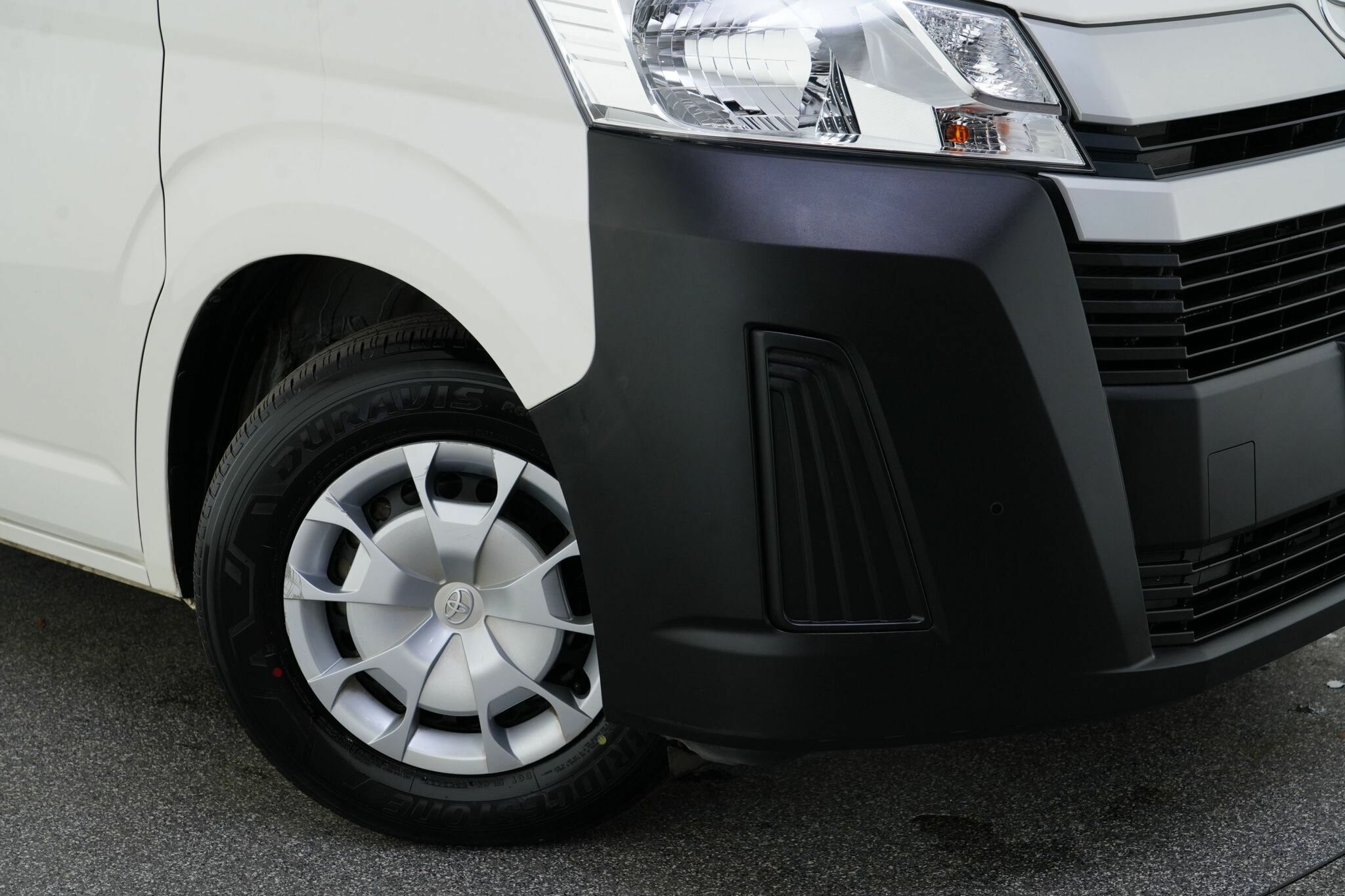 Toyota Hiace image 2