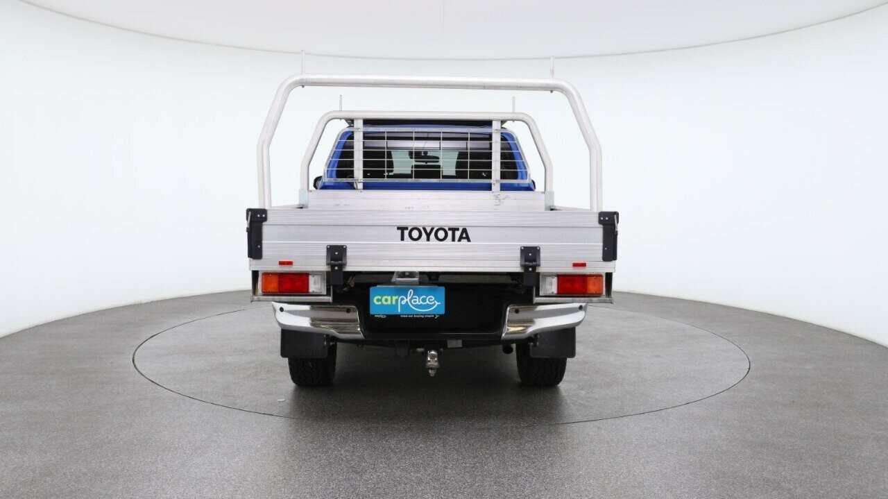 Toyota Hilux image 2